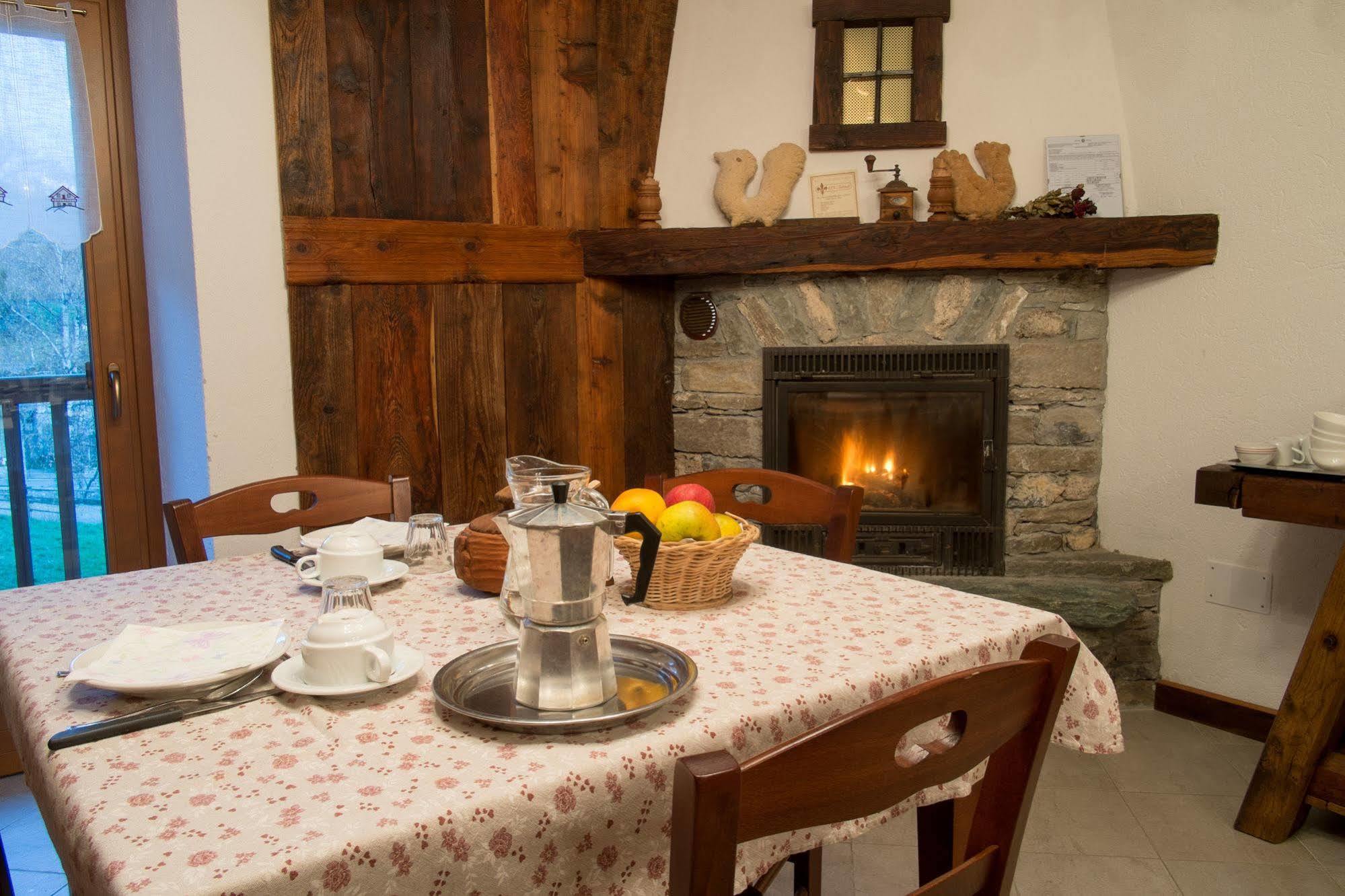 Le Vieux Noyer - Appartamenti Al Verde Villaggio Di Rumiod 셍피에르 외부 사진